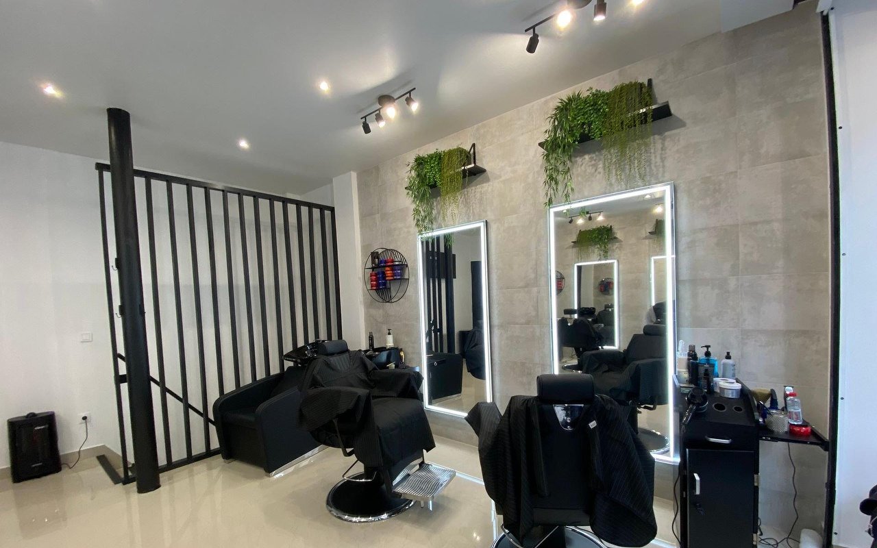 Les postes de coiffure et miroirs du salon What’s Barber